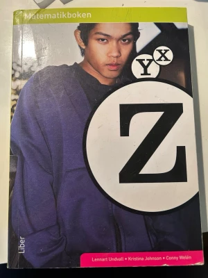 Matematikboken Z från Liber - Matematikboken Z är en kursbok för grundskolan, skriven av Lennart Undvall, Kristina Johnson och Conny Welén. Boken har ett färgglatt omslag med stora bokstäver och är anpassad för årskurs 7-9. Perfekt för dig som vill ha tydlig struktur och varierade uppgifter.