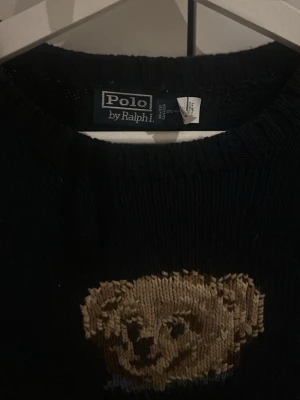 Mörkblå stickad tröja Ralph Lauren - Säljer en mörkblå stickad tröja från Polo Ralph Lauren med björnen på framsidan. Grymt skick. Pris kan absolut diskuteras