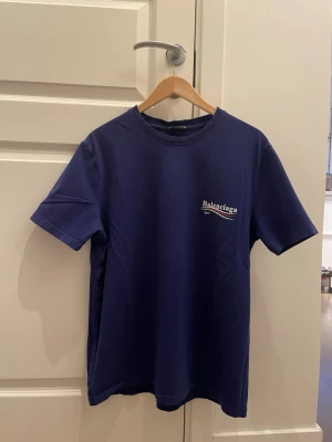 Blå t-shirt 2017 - T-shirt med tryck fram och bak. Kort ärm och rund halsringning.