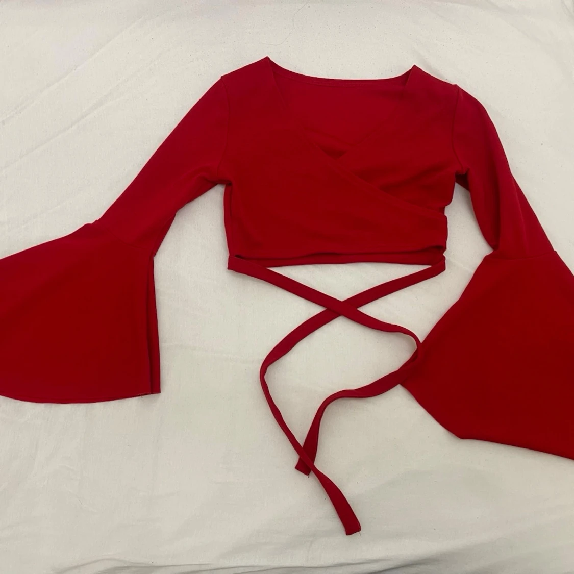 Röd omlottopp med utsvängda ärmar