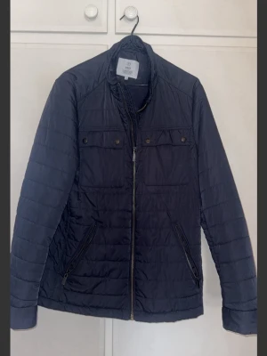 Jacka från Bläck - Herrjacka i storlek M, från märket Bläck. Väldigt fin i skicket.