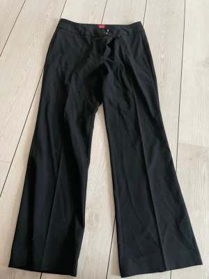 Esprit kostymbyxor  - Jättefina kostymbyxor från esprit men som är förkorta för mig🥲