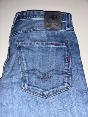 Replay jeans  - Ett par blåa Replay jeans. Storlek 28/32. I mycket bra skick! Hör av er vid frågor eller om ni vill ha fler bilder eller mått. Skickar inom 24h ✅