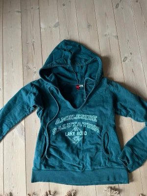 Vintage hoodie - Säljer en tealblå, jättecool vintage hoodie från gamla divided. Den har luva snörningar och fickor. Storlek 36 så passar xs-s. Perfekt om man vill ha något färgglatt nu till våren! 💙 skiv om du vill ha bild på/undrar något! 