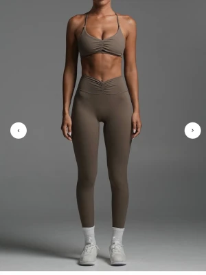 Brunt träningsset med tights och topp - Fint träningsett från SWT active, använt några gånger men fortfarande i väldigt fint skick! Byxorna är i storlek M och toppen i Xs! Byxorna har en relativt seamless butscrunch! Byxorna:500kr toppen:250kr tillsammans:700kr. Nypris:1000kr  Säljer även ett likadant i rosa