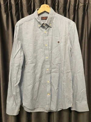Morris skjorta  - Morris skjorta - skick 8,5/10 - storlek M - 100% bomull, känns som flanell! - sjukt snygg och stilren skjorta som blir perfekt till vår/sommar - hör av er vid frågor🙌