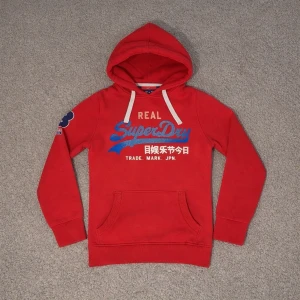 Superdry Hoodie  - Tja! Säljer en Superdry Hoodie i storleken (S)-skick 9/10. Vid minsta lilla fundering hör av er! Först till kvarn!