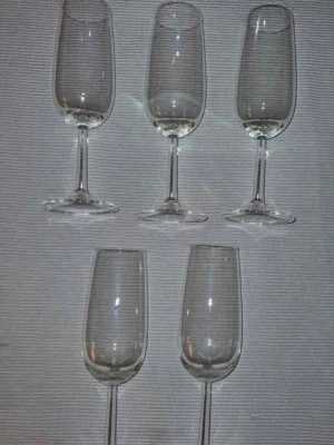 Champagne glas - Säljer fem stilrena champagneglas i transparent glas med klassisk form och smal fot. Perfekta till middagar eller när du vill lyxa till det lite extra. Inga defekter
