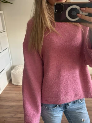 Rosa stickad tröja - Fin rosa stickad tröj, lite nopprig men annars fint skick💕