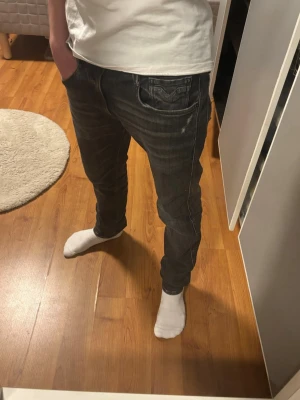 Mörkgråa Replay anbass aged 05 - Säljer nu dessa riktigt snygga och eftertraktade replay anbass aged 05 🤩 | storlek W31 L32 | inga defekter | pris är diskutabelt | vid fler frågor och intresse kom privat // Levi 