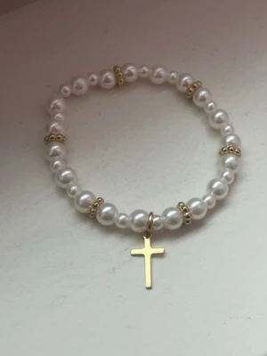 Pärlarmband med kors - Handgjort pärlarmband med kors, lite töjbart, helt oanvänt.