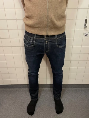 Replay Anbass - Säljer ett par Replay Anbass i fint skick W=30 L=31 Modell=185cm 65kg Skickar inom 1-2 dagar Pris kan diskuteras vid snabba köp🙌