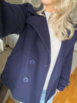 Design By Si kappa - Jag säljer denna jättesnygga trendiga kappa från Design By Si i storlek Xs/S! Perfekt jacka nu inför våren!💐☀️Den är i jätte fint skick, lite lite nopprig men inget man tänker på och går säkert att få bort!🥰