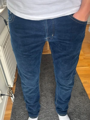 Mörkblå jeans från True Religion - Ett par J622 COMF i japanskt kvalitetstyg med italienskt hantverk. Djupblå ton och mjuk, lyxig känsla - otroligt bekväma, nästan som mjukisbyxor.  🧵 Modell: J622 COMF 📏 Storlek & Passform: W33, slim straight med 3% elastan för skön stretch.🧩 Material: 97% bomull, 3% elastan. 📐 Mått: A 43 cm, B 77 cm, C 103 cm. ✅ Skick: 9/10, inget slitage. ✨ Detaljer: Försilvrade knappar, broderad 622 COMFORT.💰 Nypris: ca 5 500 kr.Skriv vid funderingar/bilder Passar ca 181-186 cm. ‼️Skickas samma dag/dagen efter‼️