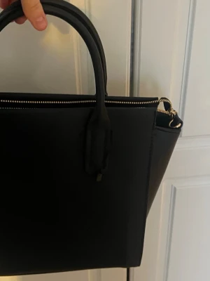 Svart handväska  - Säljer denna svarta handväska i ny skick använd en gång !🖤