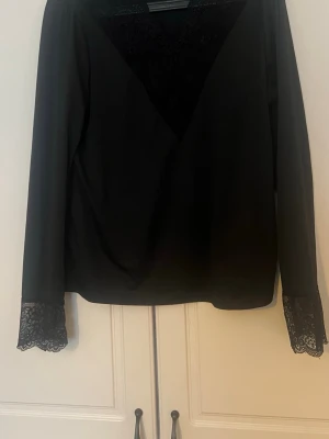 Svart långärmad tröja me spets - Svart långärmad tröja me spets använd få tillfällen🖤