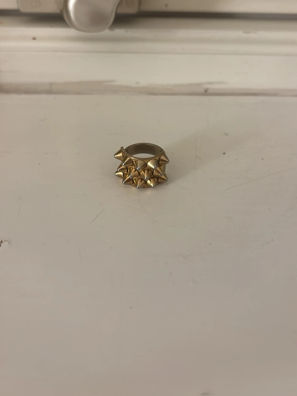 Silvrig ring med guldnitar