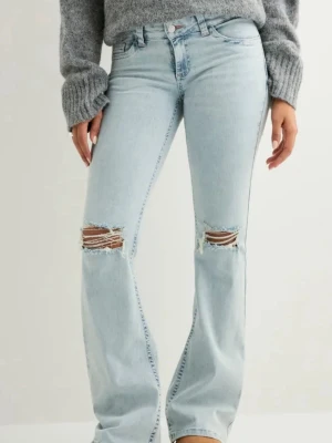 Ljusblåa low waist jeans - Säljer de här jeansen ifrån Nelly då jag aldrig har använt de med tanke på att de är för långa för mig. Finns därför ingen bild på mig med jeansen på då jag aldrig har använt dem. Mitt pris tycker jag känns rimligt då jag köpte dem för 700kr och aldrig har använt dem! Kan skicka alla dagar efter den 26 februari då jag är i fjällen just nu💓💓💓