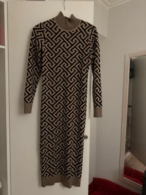 Lång klänning i fin tyg  - Storlek S/M 
