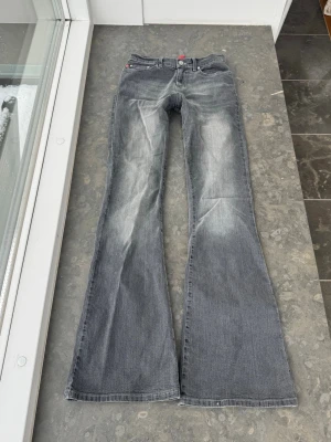 Gråa jeans - Så snygga jeans som tyvärr inte passar mig och har därför ingen bild på! Midjemått tvärsöver:35cm Midjehöjd: 24cm Inerbens längd: 85cm💕