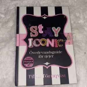 Stay Iconic: Överlevnadsguide för tjejer - En bok med titeln 'Stay Iconic: Överlevnadsguide för tjejer' av Tilda Törnqvist. Omslaget är randigt i svart och vitt med rosa detaljer och färgglad text. Inlagan har rosa sidor. Perfekt för dig som vill ha inspiration och tips i vardagen.