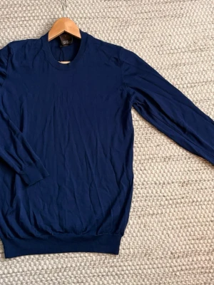 Mörkblå tröja från Oscar Jacobson - Säljer den riktigt schyssta blåa tröjan från Oscar Jacobsson, perfekt för vardagligt bruk. Storlek L men sitter M. Tveka ej att höra av er vid frågor 🙂🤝