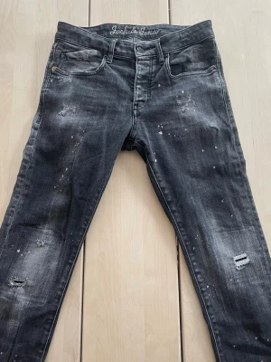 Jack and Jones Slim Jeans - Tjena! Säljer nu mina riktigt feta JJ jeans då jag måste rensa garderoben. De är i storlek ”30/32” och modellen ”Slim Glenn”. Jeansen har en riktigt snygg tvätt och har riktigt feta slitningar. De är i fint skick. Hör av er om ni har några funderingar!🙌