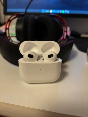 AirPods generation 3rd - Hej säljer mina AirPods som jag fick i present i oktobras men har bara använt dem ett fåtal gånger pågrund av att dem inte passar så bra i mitt öra och inte jätte nöjd me batteri tiden som dem hade 