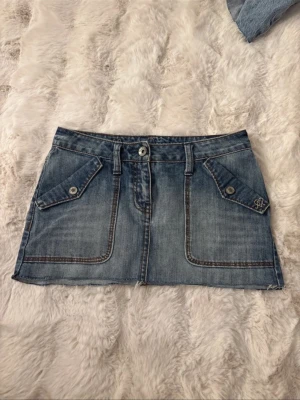 Kort jeans kjol - Snygg men lite stor för mig! Bra skick, storlek 152 men stor i storleken!🥰