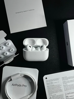 Apple AirPods Pro trådlösa hörlurar - Säljer ett par Apple AirPods Pro med laddningsetui. Hörlurarna är vita, har en stilren och kompakt design och levereras med extra silikonpluggar och laddningskabel. Perfekta för dig som vill ha brusreducering och grymt ljud i ett smidigt format.