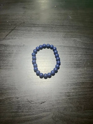 Mörkblå shamballa pärlarmband - Snyggt armband med mörkblå runda pärlor trädda på elastisk tråd. Perfekt accessoar för att addera lite färg till din outfit. Passar både ensam eller i kombination med andra armband. Materialet är troligtvis plast eller akryl.