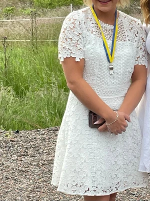 Studentklänning - Säljer nu min studentklänning i storlek M. Använd 1 gång, väldigt fint skick. 