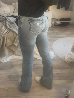 Ljusblå bootcut jeans från True Religion - Säljer mina blåa true religion. I storlek 25
