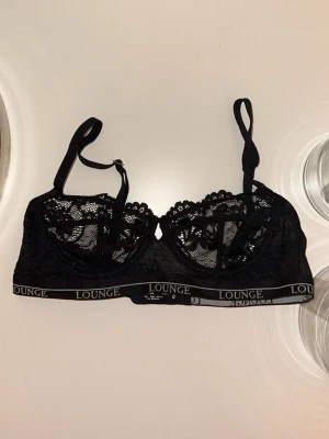 Lounge BH - Snygg svart bh från Lounge med spetsdetaljer och justerbara axelband. 