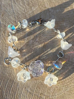 Armband - Vackert blått/vitt armband av glaspärlor och rostfritt stål 🌀🦢💍