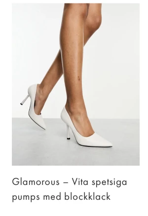 Vita spetsiga pumps från Glamorous - Stilrena vita pumps från Glamorous med spetsig tå och smal hög klack. Skorna har en elegant siluett och är tillverkade i ett slätt material som ger en modern look. Perfekta för att lyfta vilken outfit som helst.