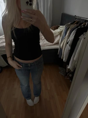 Ljusblå low waist bootcut jeans - Säljer ett par ljusblå jeans med låg midja från Crocker. Storlek W30/L32 