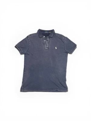  Blå pikétröja från Polo Ralph Lauren - Skick: 7/10 | lite urtvättad färg| Storlek: XS | Mitt pris: 350 | Pris kan diskuteras vid snabb affär! | Hör av er vid frågor eller funderingar ëd