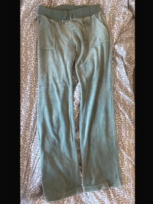 Gröna mjukisbyxor Juicy Couture - Ett par gröna mjukisbyxor iftån Juicy coutour i stl M