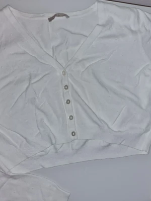 Vit croppad kofta - Supersööt kofta med små knoppor på. Väldigt fin över en topp med jeans eller en lång maxikjol till sommaren 🤍🌸