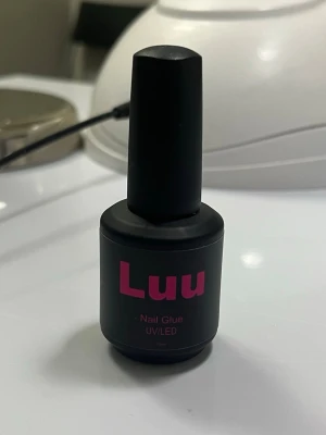 Luu Nail Glue UV/LED svart flaska - Säljer den helt ny, råkade klicka hem fel produkt så den är oöppnad. Det är nagellim som torkar med uv/led. Originalpris är 95kr på hemsidan, så säljer den för en peng billigare🥰