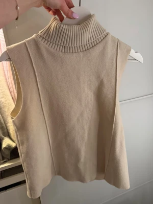 Zara polotröja  - Snygg beige stickad ärmlös polotröja från Zara strl s💕