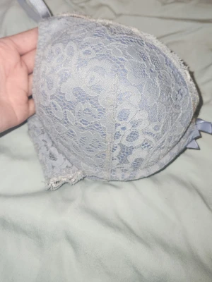 Ljusblå BH - Väldigt fin och skön bh, bortklippt lapp men den är från hunkemöller strl. 70C. Säljer den då jag inte använder den längre. Väldigt bra skick. Byggaren sticker inte ut och ingenting är trasigt på den alls. Kanterna längst upp är lite innåt vikta pga tvätt. 