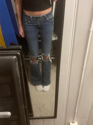 Blå jeans med hål på knäna - Blå jeans ifrån lager 157 med hål på båda knäna och detaljer på bakfickorna. I storlek xs full lenght, har aldrig används.❣️