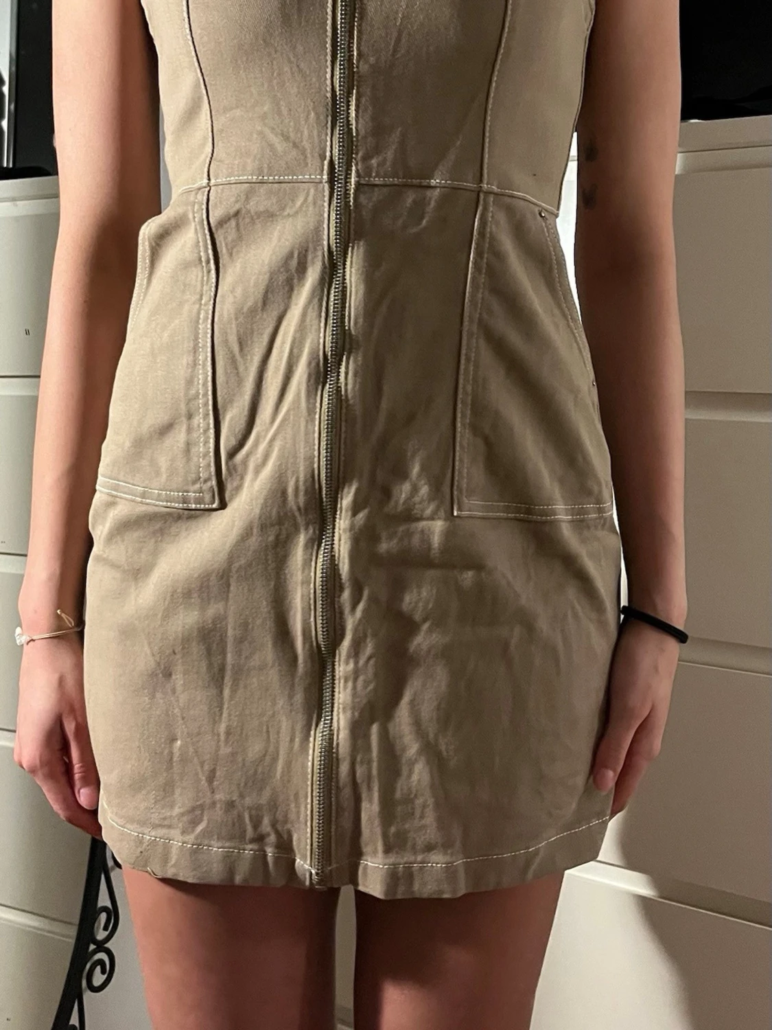 Beige kort klänning med dragkedja