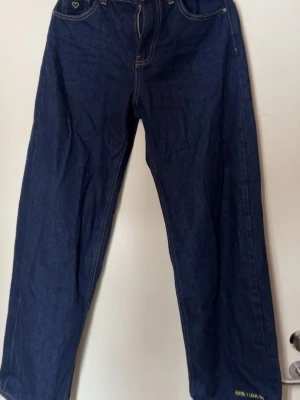 Mörkblå jeans  - Säljer dessa jättefina jeans från PULL&BEAR, då jag inte har fått användning för dom tyvärr, köpt nya så i nyskick! Bara att skriva vid fler frågor!