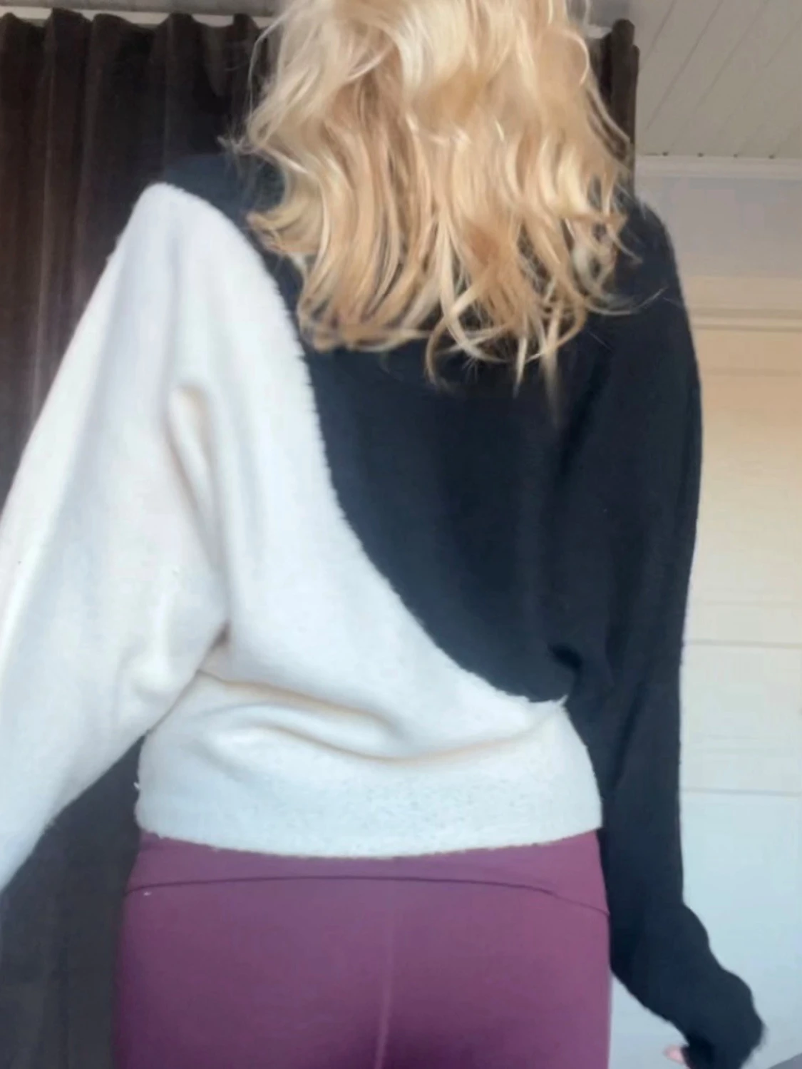 Svartvit stickad tröja med färgblock - 1