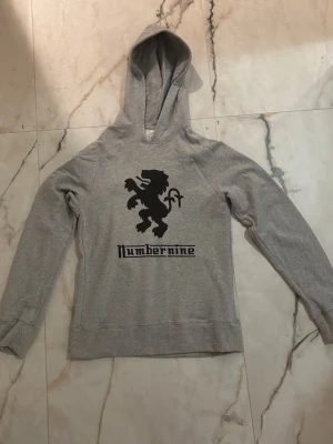 Number nine lion crest hoodie  - Knappt använd Number nine lion crest hoodie köpt från Grailed ett tag sedan,               Storlek: M, inga skavanker 
