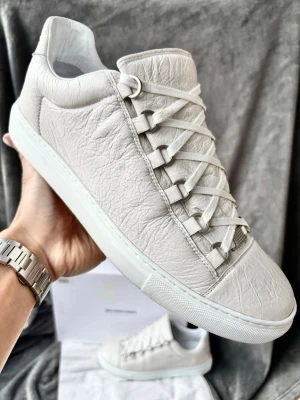 Balenciaga arena skor (NYSKICK) - Orginalstorlek 42, men sitter större oftast, mer mot 43, fråga om innermått vid osäkerhet | ingår: box, dustbag