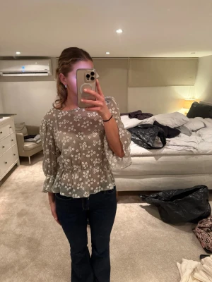 Blommig  blus med volang från ida sjöstedt - Ida sjöstedt blus använd en enstaka gång